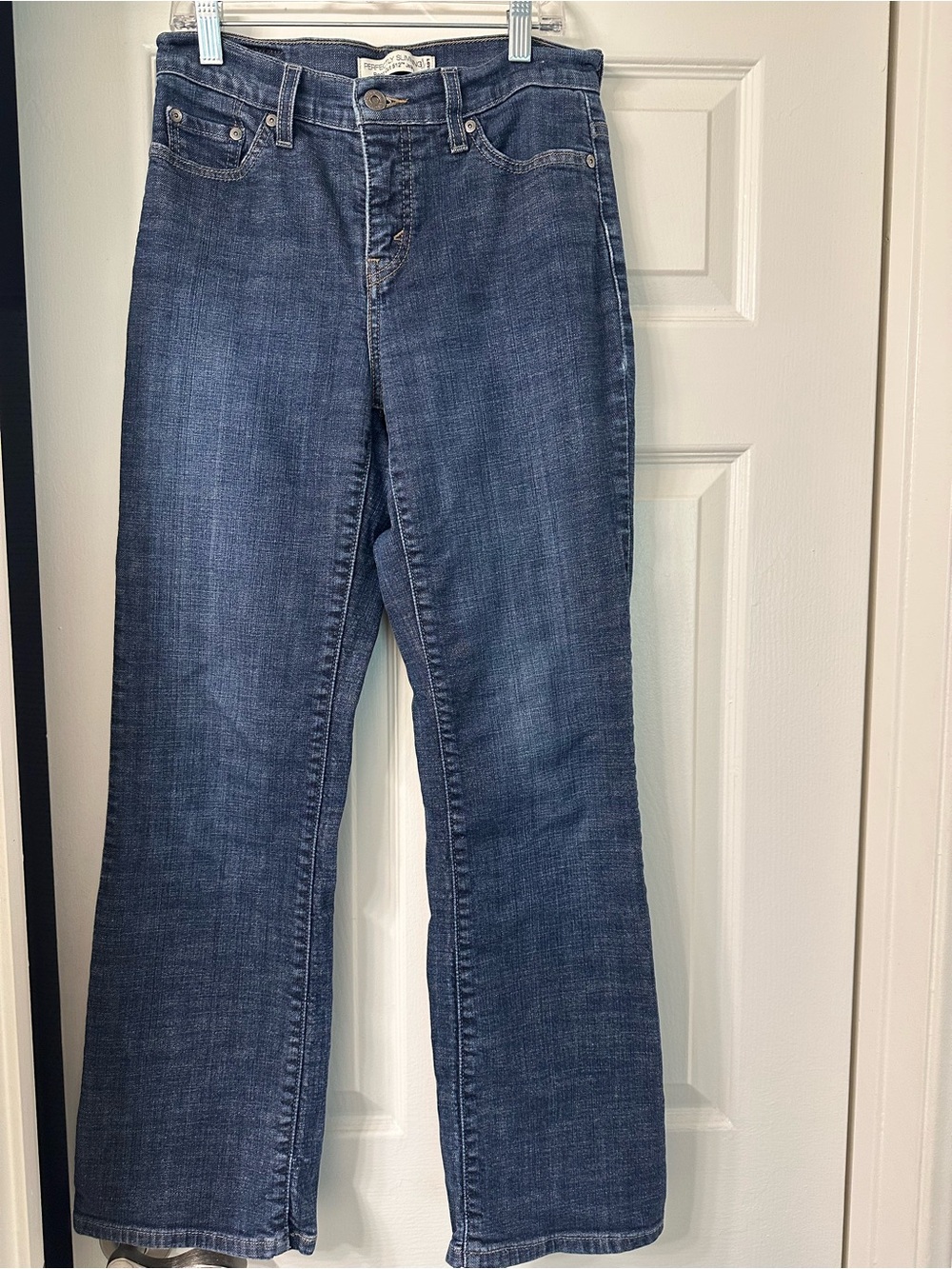 Levi's Women's boot cut Jeans in Medium Blue Denim- 28 length